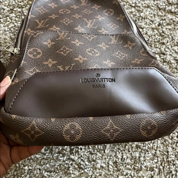 Louis Vuitton Avenue Sling Bag - Picture 3 of 8